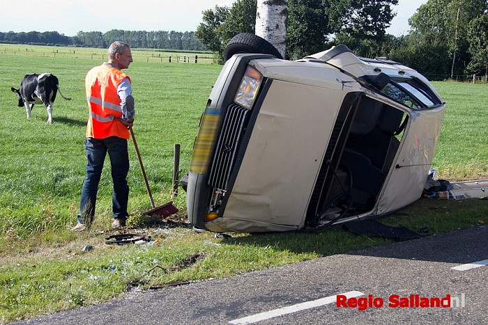 Auto op de zijkant na ongeval Langsweg in Lemelerveld - Foto: Pim Haarsma