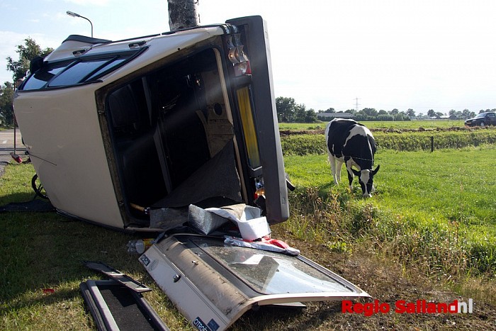 Auto op de zijkant na ongeval Langsweg in Lemelerveld - Foto: Pim Haarsma