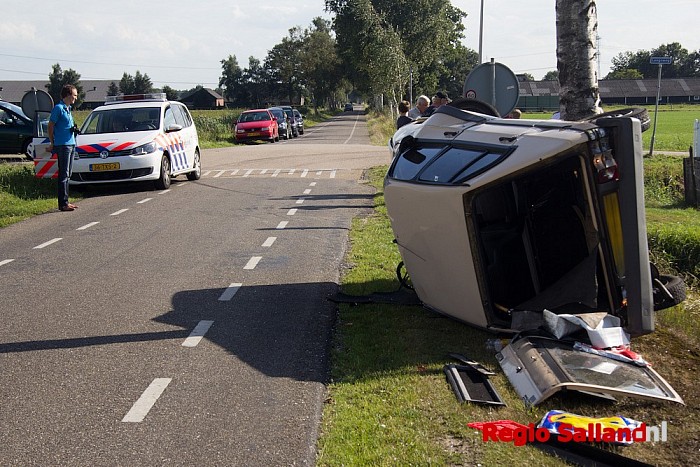 Auto op de zijkant na ongeval Langsweg in Lemelerveld - Foto: Pim Haarsma