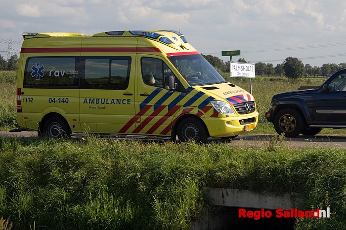 Auto op de zijkant na ongeval Langsweg in Lemelerveld - Foto: Pim Haarsma