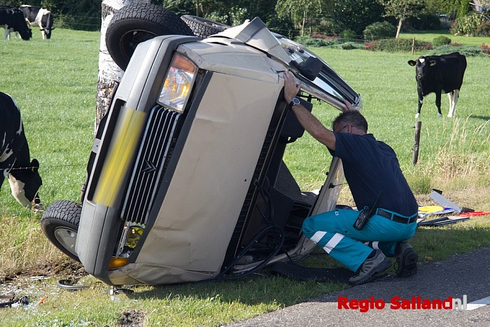 Auto op de zijkant na ongeval Langsweg in Lemelerveld - Foto: Pim Haarsma