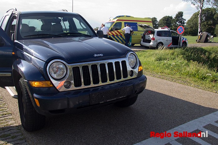 Auto op de zijkant na ongeval Langsweg in Lemelerveld - Foto: Pim Haarsma