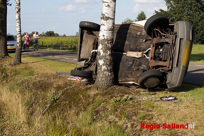 Auto op de zijkant na ongeval Langsweg in Lemelerveld - Foto: Pim Haarsma
