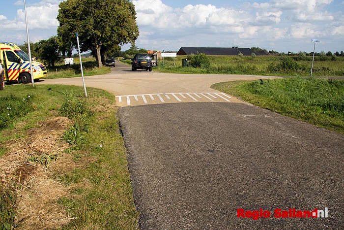 Auto op de zijkant na ongeval Langsweg in Lemelerveld - Foto: Pim Haarsma