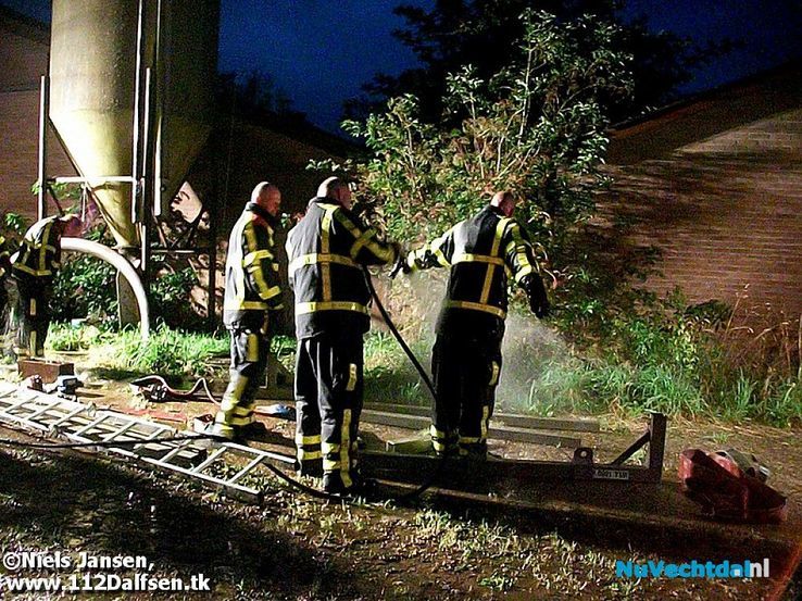 Brandweer redt twee pinken uit mestkelder - Foto: Niels Jansen