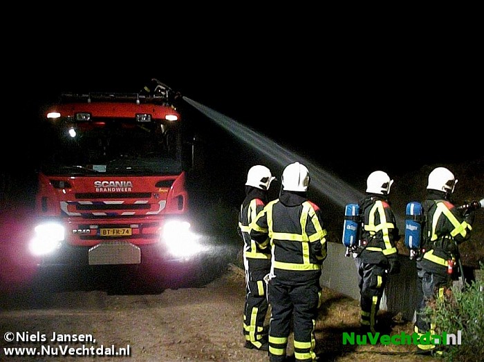 Buitenbrand bij boerderij Slennebroekerweg Dalfsen - Foto: Niels Jansen