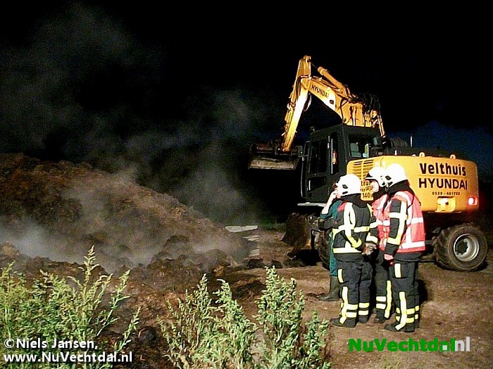 Buitenbrand bij boerderij Slennebroekerweg Dalfsen - Foto: Niels Jansen