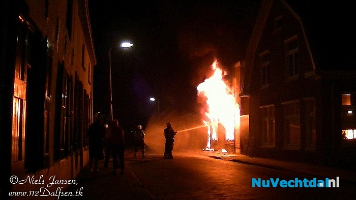 Grote brand verwoest voormalig café in Dalfsen - Foto: Niels Jansen