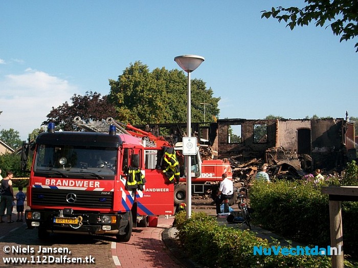Grote brand verwoest voormalig café in Dalfsen - Foto: Niels Jansen