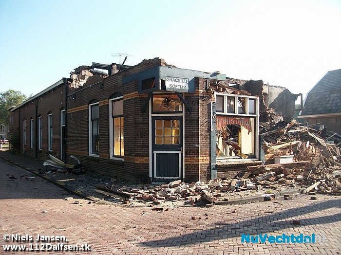 Grote brand verwoest voormalig café in Dalfsen - Foto: Niels Jansen