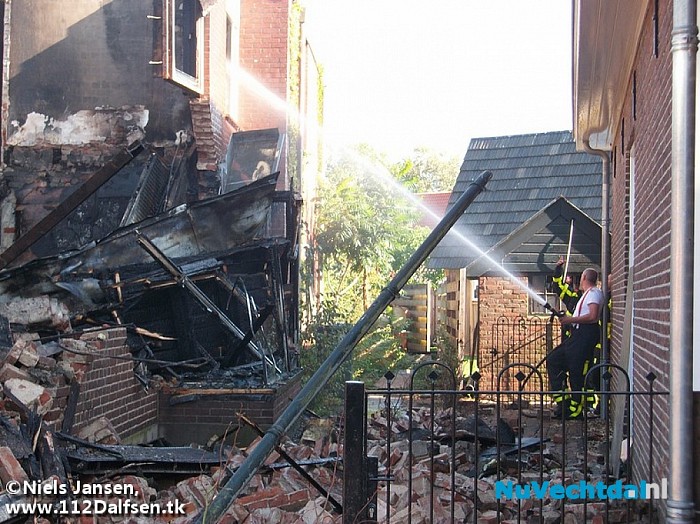 Grote brand verwoest voormalig café in Dalfsen - Foto: Niels Jansen