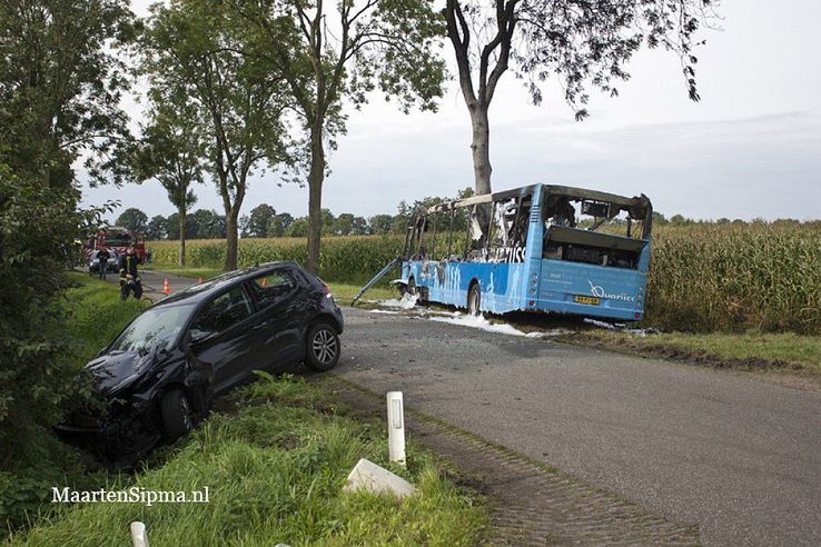 Brandweer Nieuwleusen bij ongeval met lijnbus Rouveen - Foto: Maarten Sipma