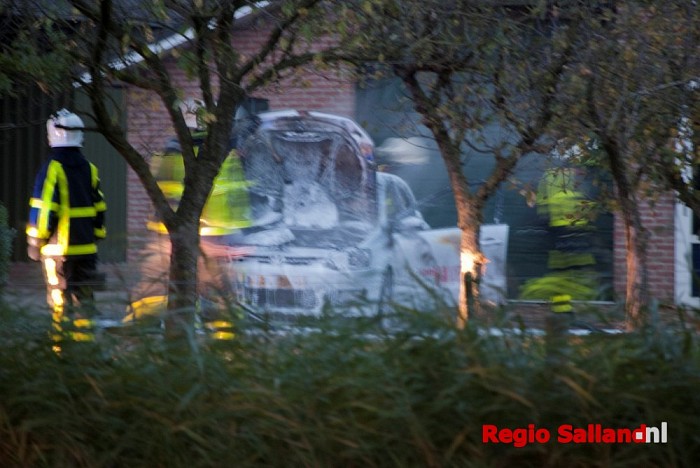 Auto in brand aan de Weerdhuisweg te Lemelerveld - Foto: Robin Duteweerd