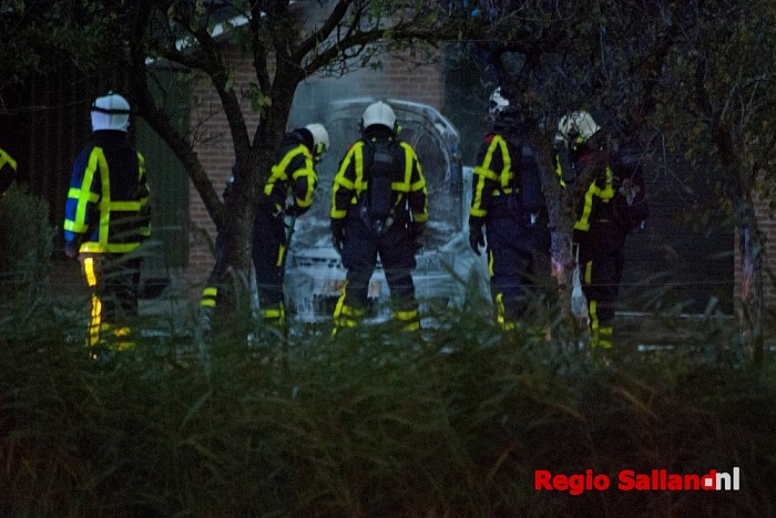 Auto in brand aan de Weerdhuisweg te Lemelerveld - Foto: Robin Duteweerd
