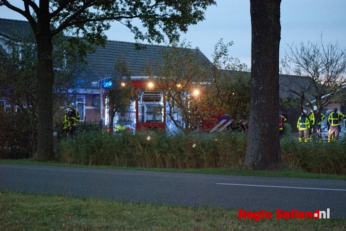 Auto in brand aan de Weerdhuisweg te Lemelerveld - Foto: Robin Duteweerd