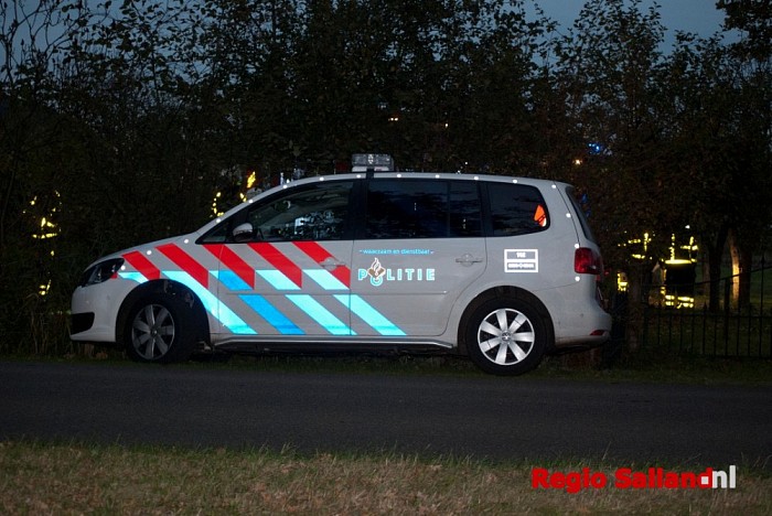 Auto in brand aan de Weerdhuisweg te Lemelerveld - Foto: Robin Duteweerd