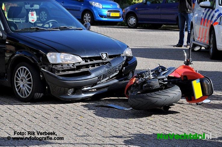 Motorrijder gewond na aanrijding met auto in Ommen - Foto: Rik Verbeek