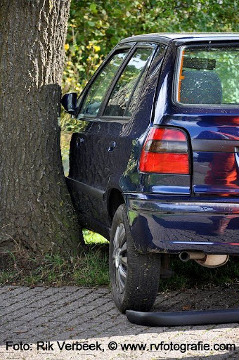 Geen gewonden bij flinke aanrijding te Ommen - Foto: Rik Verbeek