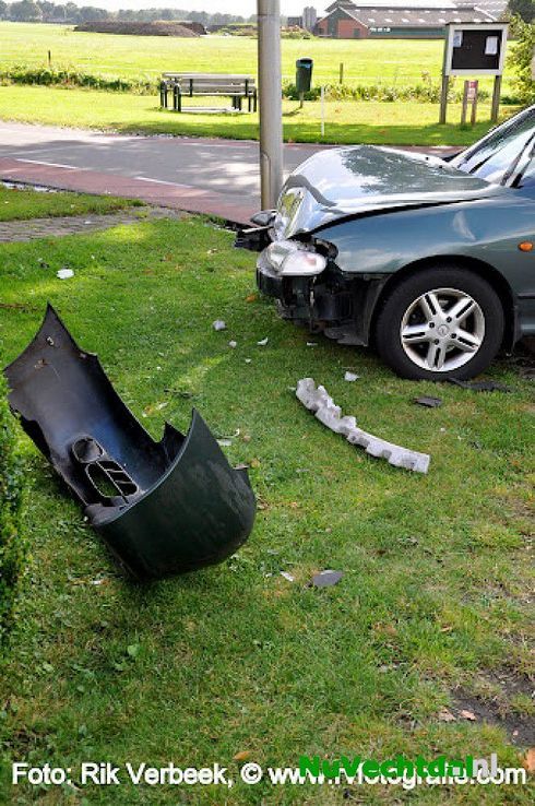 Geen gewonden bij flinke aanrijding te Ommen - Foto: Rik Verbeek