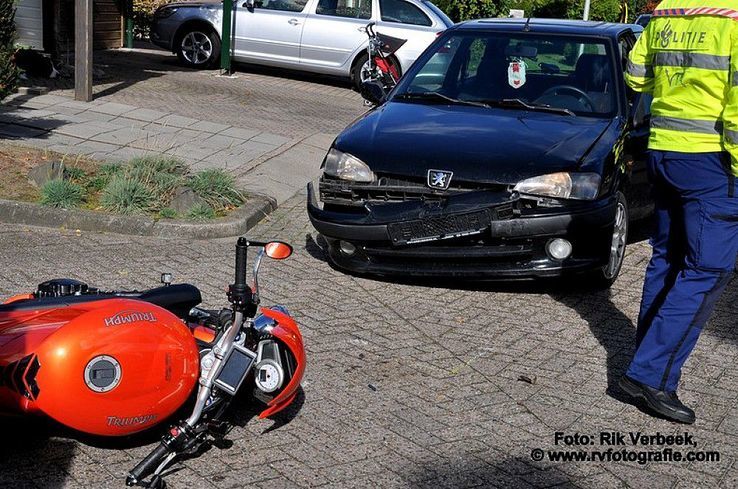 Motorrijder gewond na aanrijding met auto in Ommen - Foto: Rik Verbeek