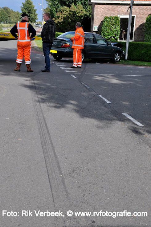 Geen gewonden bij flinke aanrijding te Ommen - Foto: Rik Verbeek
