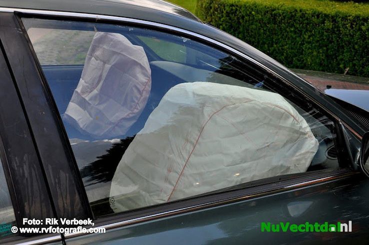 Geen gewonden bij flinke aanrijding te Ommen - Foto: Rik Verbeek