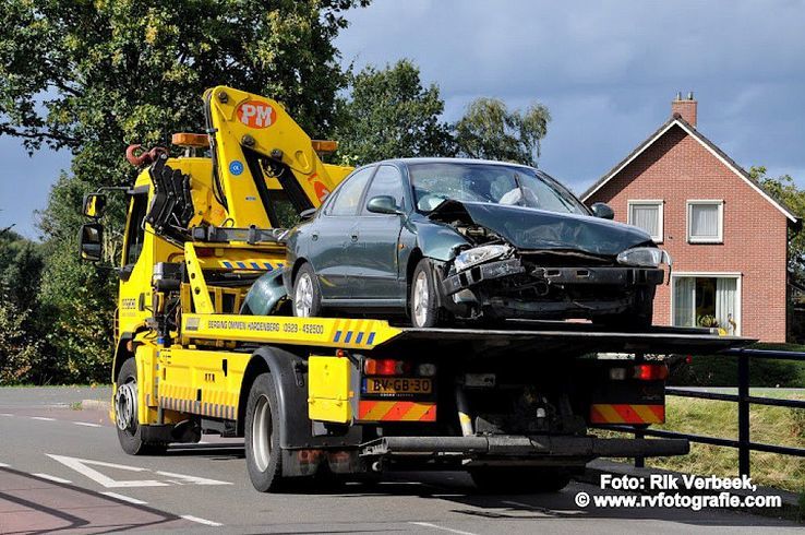 Geen gewonden bij flinke aanrijding te Ommen - Foto: Rik Verbeek