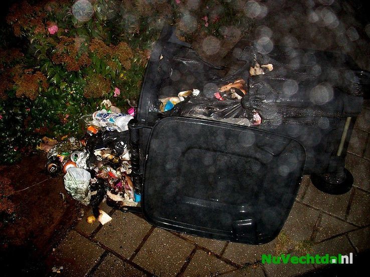 Brandende kliko aan de Schoutlaan te Dalfsen - Foto: Niels Jansen