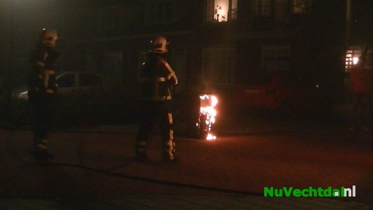 Brandende kliko aan de Schoutlaan te Dalfsen - Foto: Niels Jansen