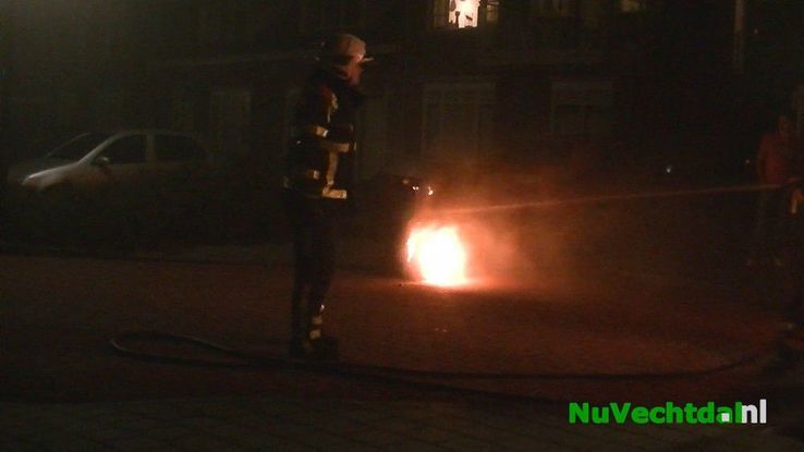 Brandende kliko aan de Schoutlaan te Dalfsen - Foto: Niels Jansen