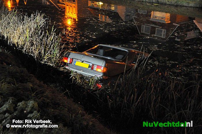 Auto te water Moerheimstraat Dedemsvaart - Foto: Rik Verbeek