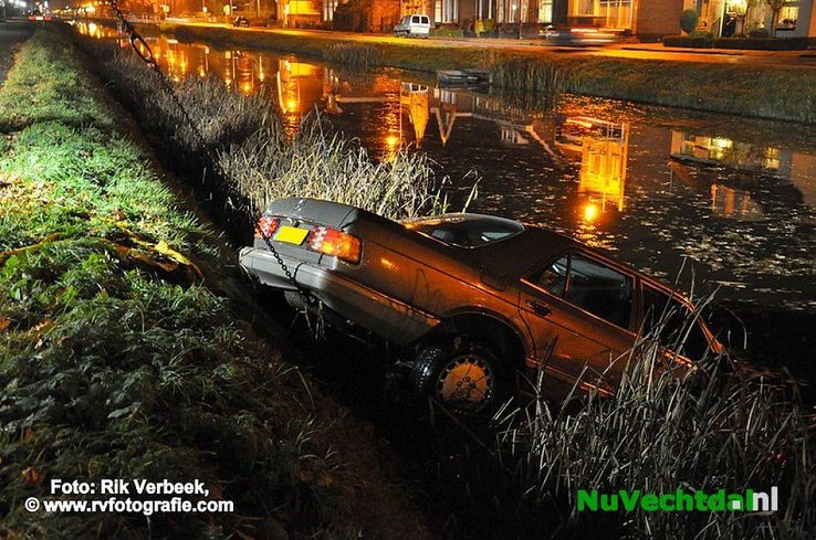 Auto te water Moerheimstraat Dedemsvaart - Foto: Rik Verbeek