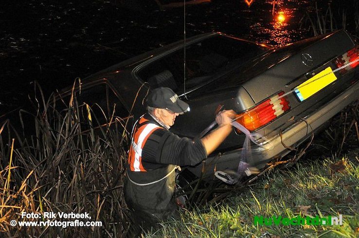 Auto te water Moerheimstraat Dedemsvaart - Foto: Rik Verbeek