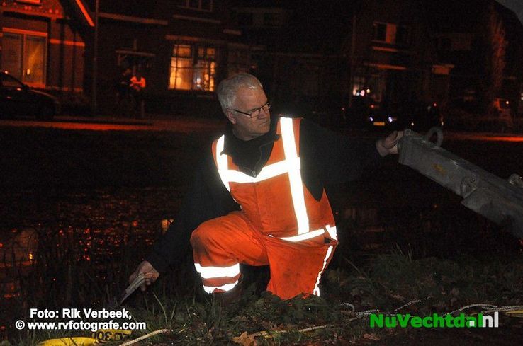 Auto te water Moerheimstraat Dedemsvaart - Foto: Rik Verbeek