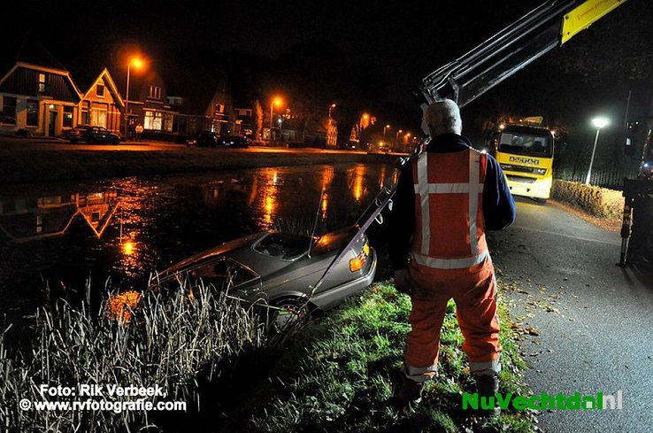 Auto te water Moerheimstraat Dedemsvaart - Foto: Rik Verbeek
