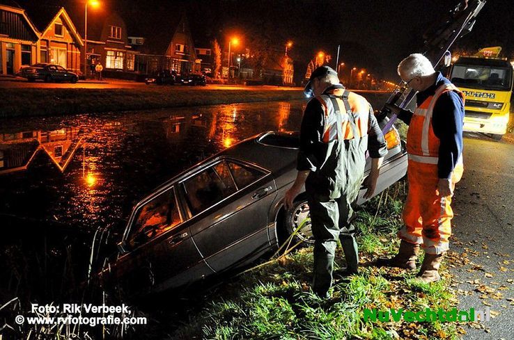 Auto te water Moerheimstraat Dedemsvaart - Foto: Rik Verbeek