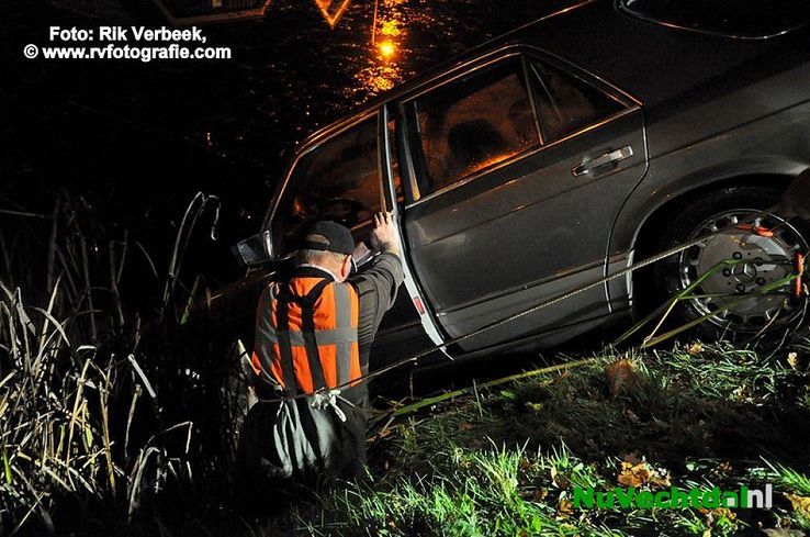 Auto te water Moerheimstraat Dedemsvaart - Foto: Rik Verbeek