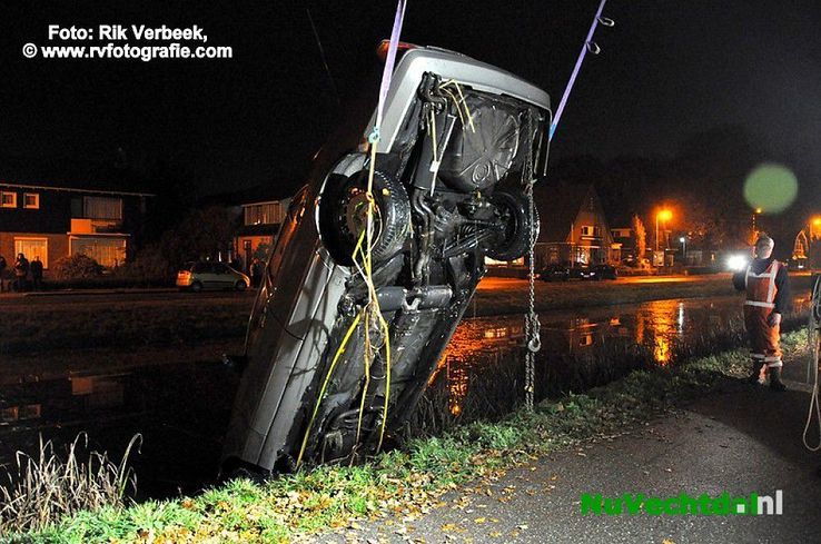 Auto te water Moerheimstraat Dedemsvaart - Foto: Rik Verbeek