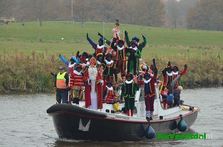 Sint Nicolaas zet ook voet aan Dalfser kade - Foto: Johan Bokma
