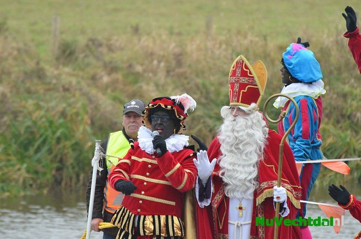 Sint Nicolaas zet ook voet aan Dalfser kade - Foto: Johan Bokma