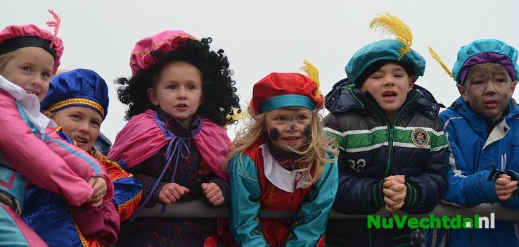 Sint Nicolaas zet ook voet aan Dalfser kade - Foto: Johan Bokma