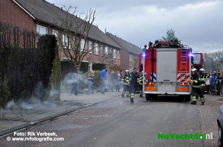 Heg in brand door vuurwerk Herikstraat te Ommen - Foto: Rik Verbeek