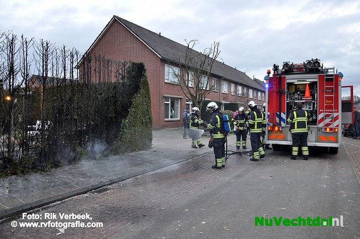 Heg in brand door vuurwerk Herikstraat te Ommen - Foto: Rik Verbeek