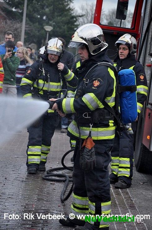 Heg in brand door vuurwerk Herikstraat te Ommen - Foto: Rik Verbeek