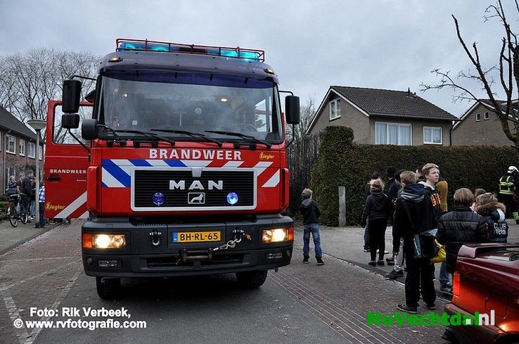 Heg in brand door vuurwerk Herikstraat te Ommen - Foto: Rik Verbeek