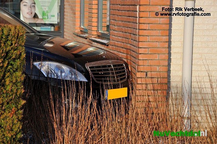 Auto ramt muur van apotheek Carrouselplein te Ommen - Foto: Rik Verbeek