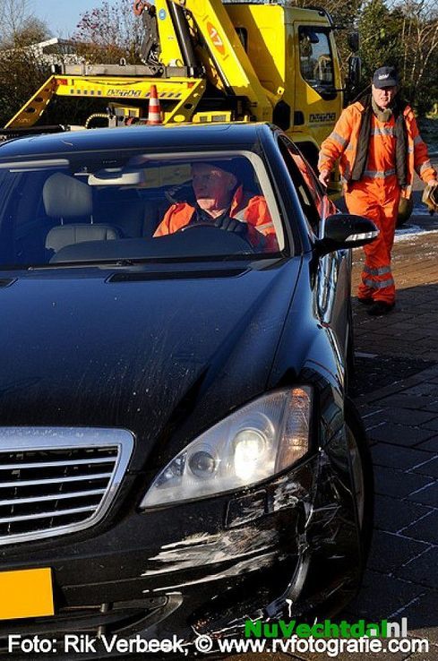 Auto ramt muur van apotheek Carrouselplein te Ommen - Foto: Rik Verbeek