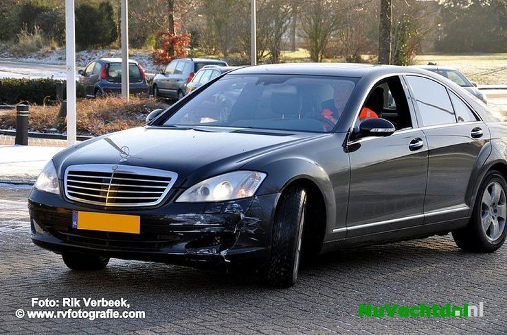 Auto ramt muur van apotheek Carrouselplein te Ommen - Foto: Rik Verbeek