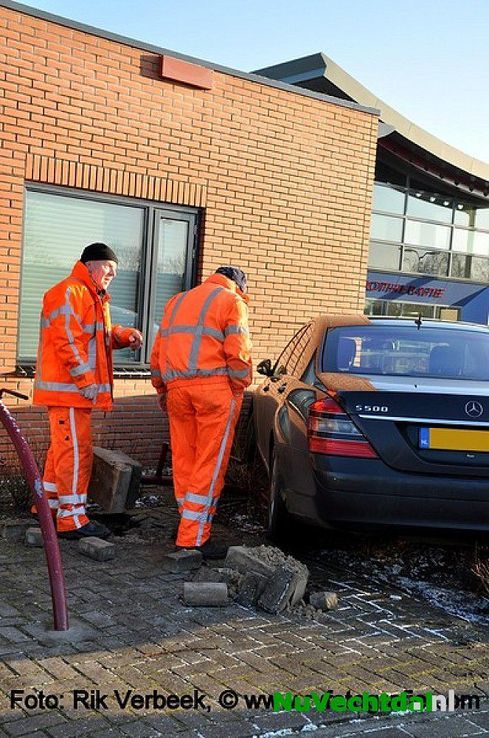 Auto ramt muur van apotheek Carrouselplein te Ommen - Foto: Rik Verbeek