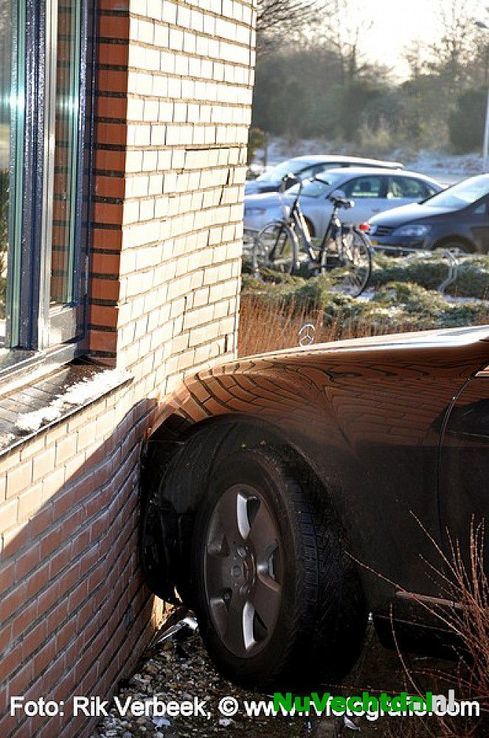 Auto ramt muur van apotheek Carrouselplein te Ommen - Foto: Rik Verbeek